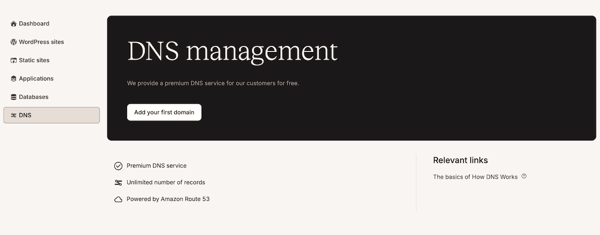 Die MyKinsta-DNS-Verwaltungsoberfläche. Sie präsentiert ein klares, dunkles Layout und bietet eine erstklassige DNS-Leistung. Die Seite zeigt einen leeren Status mit der Schaltfläche „Füge deine erste Domain hinzu“ und enthält einen hilfreichen Link zu den Grundlagen von DNS im Abschnitt „Relevante Links“.