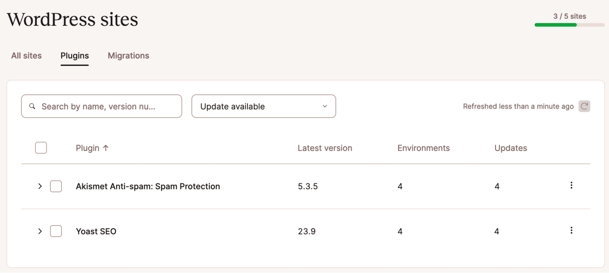 Screenshot van de plugin update interface in MyKinsta. De lijst toont alleen plugins met beschikbare updates.