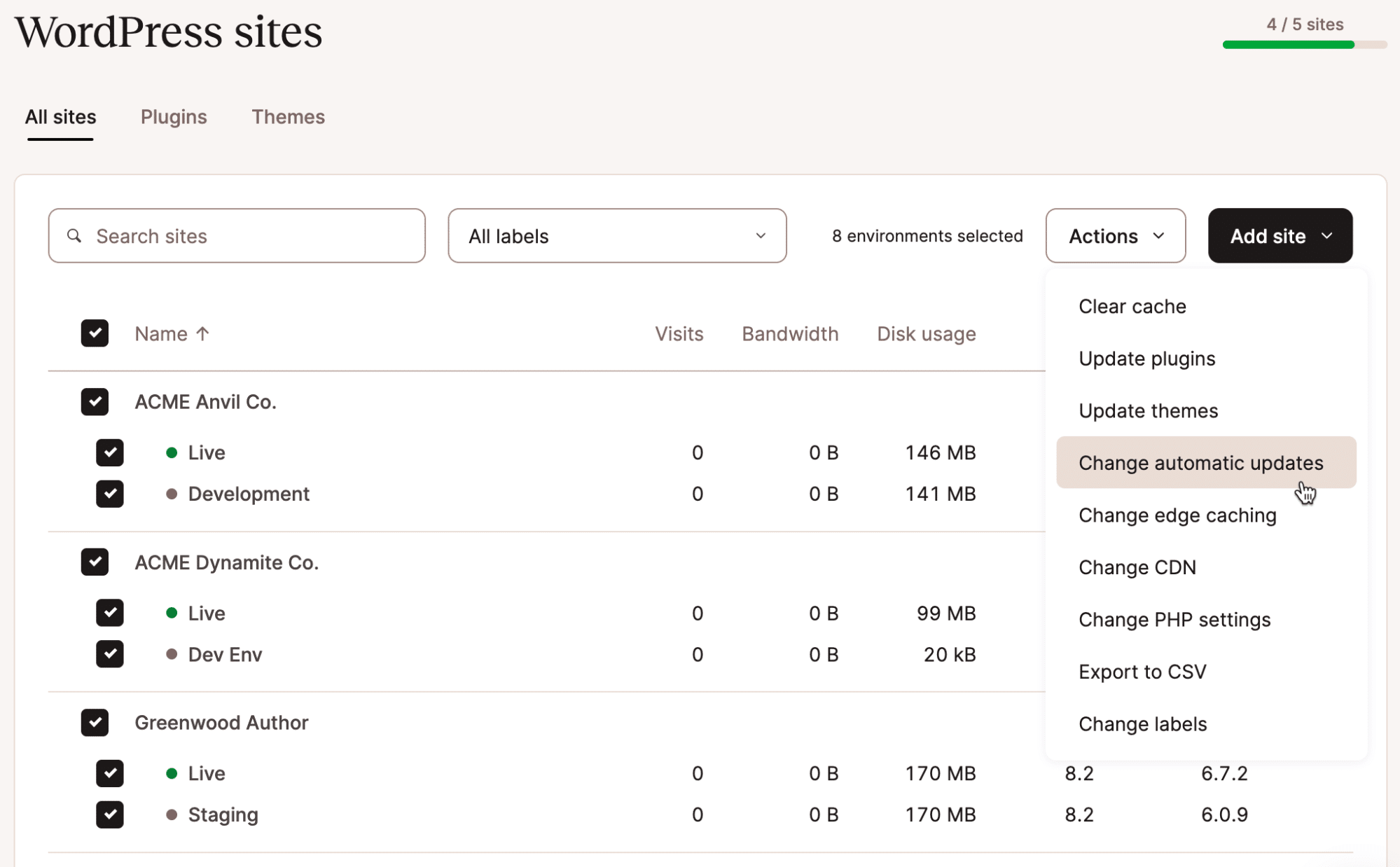 Screenshot, der eine unvollständige Liste aller WordPress-Umgebungen in MyKinsta zeigt. Der Benutzer wählt eine Option aus einem Dropdown-Menü aus.